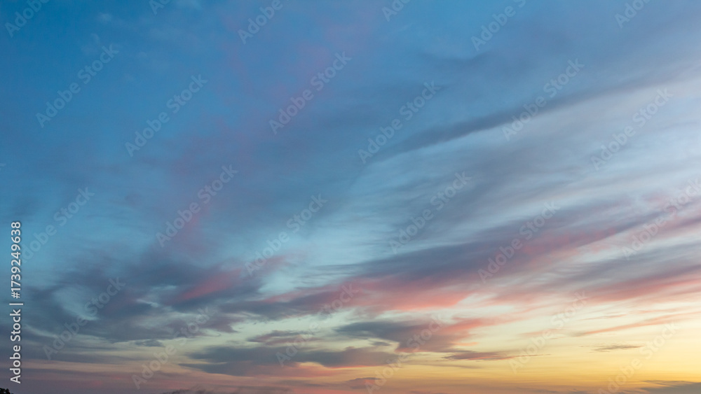 Obraz premium Colorful sunset skies filled with clouds over a tranquil horizon during the evening hours