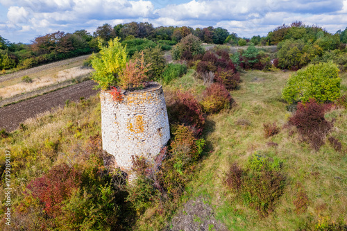 Stara wieża na Wyżynie Krakowsko-Częstochowskiej latem
