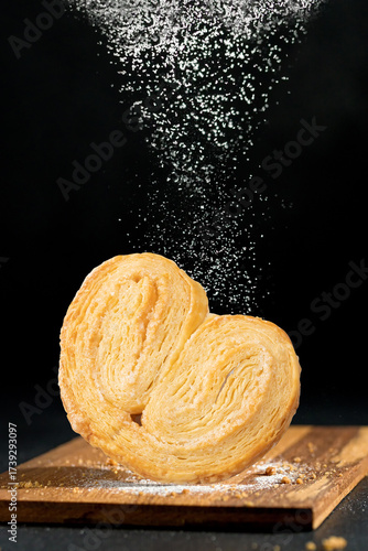 Little palmiers sprinkled with flour and sugar give a delicious feeling.