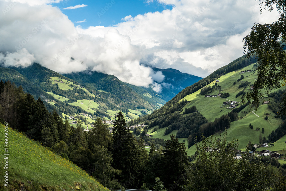 Fototapeta premium Idyllisches Ahrntal mit grünen Hängen in Südtirol
