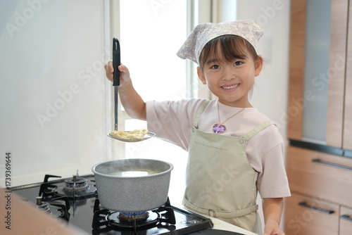 家庭で手打ちうどんに挑戦する女の子の料理シーン（準備〜調理〜試食）
