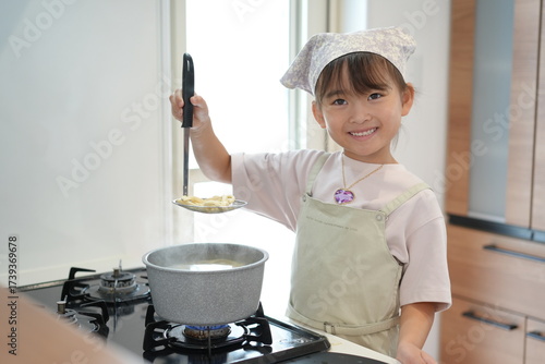 家庭で手打ちうどんに挑戦する女の子の料理シーン（準備〜調理〜試食）