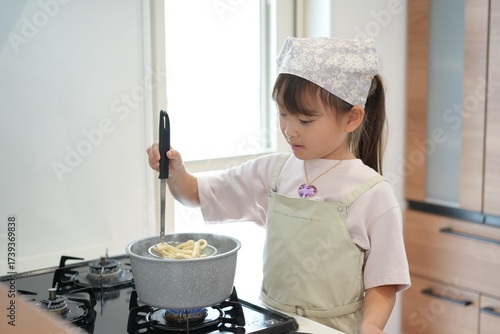家庭で手打ちうどんに挑戦する女の子の料理シーン（準備〜調理〜試食）