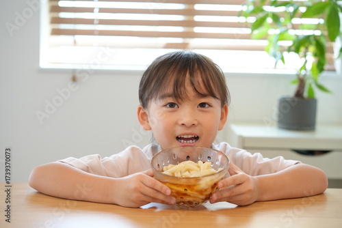 家庭で手打ちうどんに挑戦する女の子の料理シーン（準備〜調理〜試食）