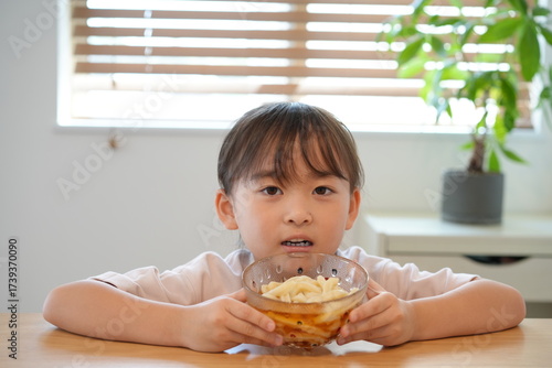 家庭で手打ちうどんに挑戦する女の子の料理シーン（準備〜調理〜試食）