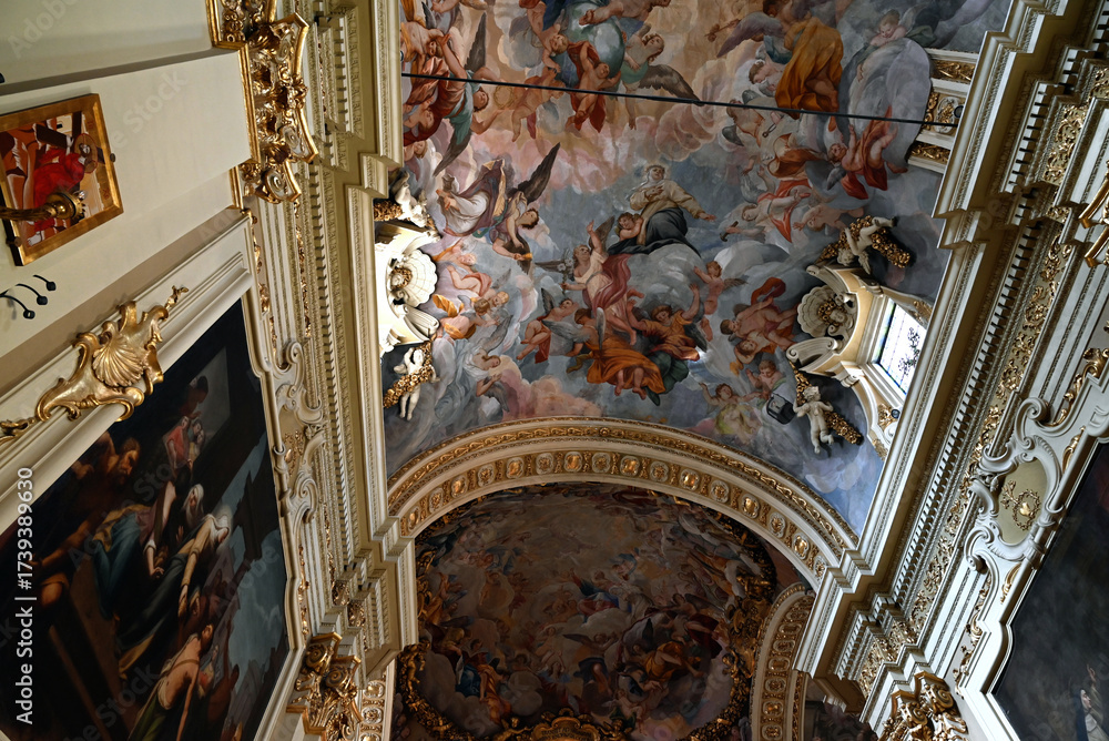 Obraz premium Plafond de l'église du Crucifix dans le sanctuaire de Sainte-Catherine à Sienne