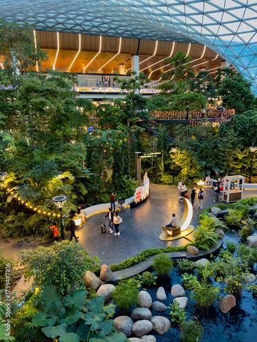 Innenansicht des Flughafens in Doha, Katar. Die Aufnahme zeigt moderne Architektur und eine grüne Oase, die die Seele beruhigt. DOHA, Qatar