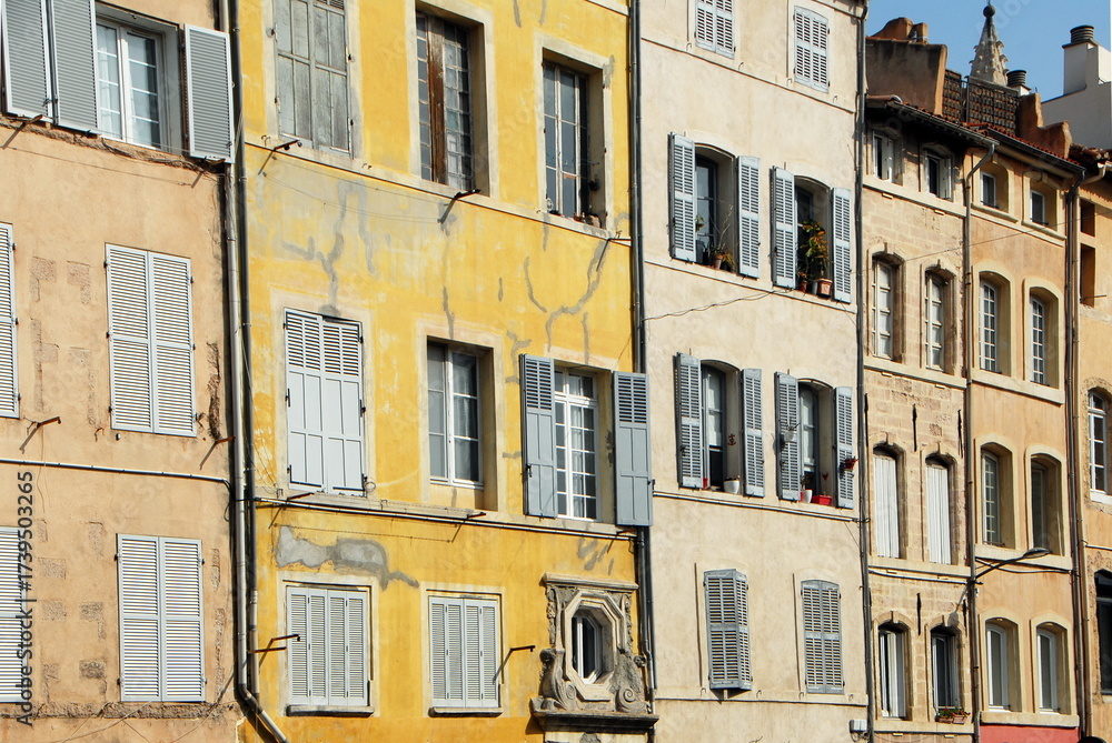 Obraz premium Jolies façades colorées et ensoleillées du quartier historique de Marseille, département des Bouches-du-Rhône, France
