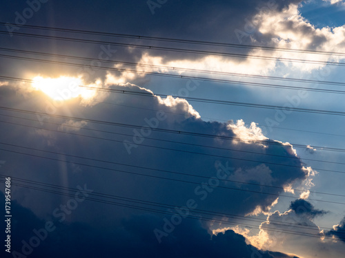 Canvastavla Dunkle Wolken bei Sonnenuntergang
