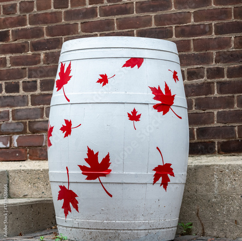 red maple leaf design with a barrel