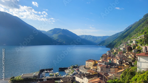 Foto A scenic high-angle view of the beautiful Lake Como and surrounding mountains from the village of Argegno, Lombardy, Italy