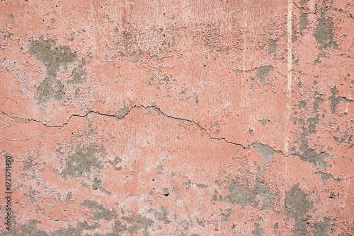 色褪せてヒビの入ったピンク色のコンクリート壁のテクスチャ。幾何学模様の背景素材