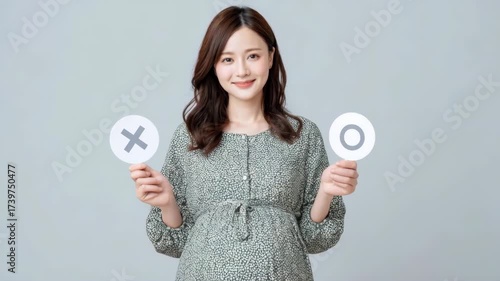 ポジティブな表情で正解を示すマタニティの女性