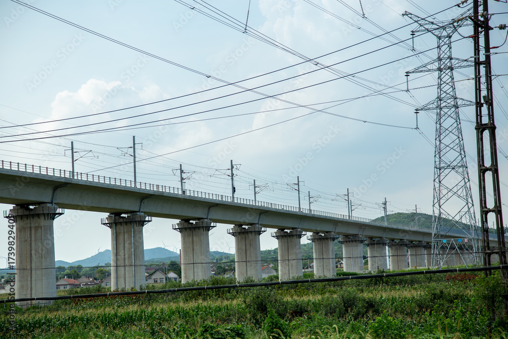 Fototapeta premium A railway bridge with multiple pillars under a clear sky