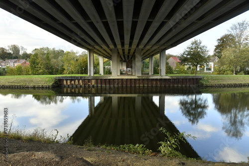 Pont autoroutier enjambant l'ancien canal du Centre à Houdeng-Goegnies (Silly)