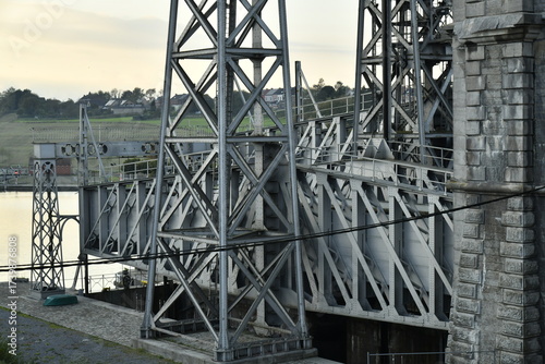 Structure métallique d'un des ascenseurs hydrauliques pour bateaux sur l'ancien canal du Centre à Bracquegnies (La Louvière)