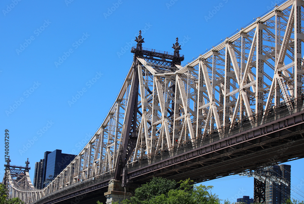 Obraz premium Queensboro Bridge over the East River in New York bottom view