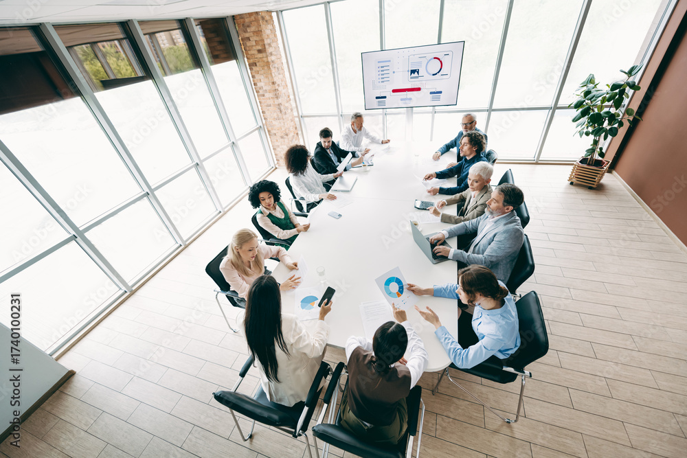 Obraz premium Professional office team collaborates on a project during a meeting in a modern and bright coworking environment.
