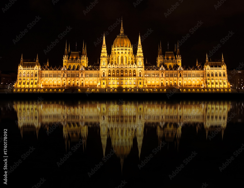 Fototapeta premium Hungarian Parliament reflected in the Danube, Budapest