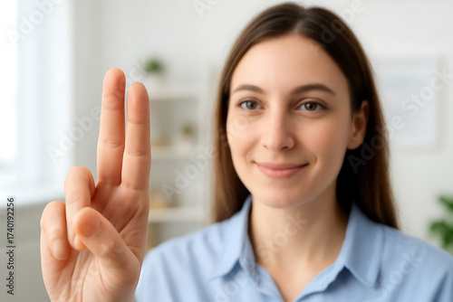 Femme en Thérapie EMDR, Eye movement desensitization and reprocessing - dans un cabinet de psychothérapie, le thérapeute passe ses doigts devant ses yeux