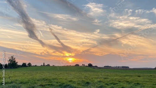 Coucher de soleil au dessus des prairies à Écaussinnes d'Enghien (Soignies)