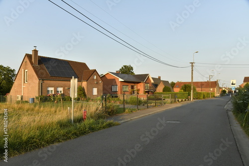 Fototapeta Lumière du coucher de soleil sur les maisons modernes à Écaussinnes d'Enghien (S