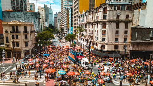Carnaval Bloco De Rua Festa Folia Desfile Foliões Trio Elétrico Banda Música Dança Multidão Público Alegria Cultura Tradição Fantasia Rua Centro São Paulo Prédios Urbano Cidade Verão Evento Diversão