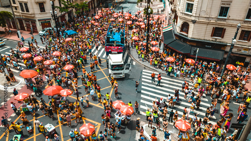 Carnaval Bloco De Rua Festa Folia Desfile Foliões Trio Elétrico Banda Música Dança Multidão Público Alegria Cultura Tradição Fantasia Rua Centro São Paulo Prédios Urbano Cidade Verão Evento Diversão