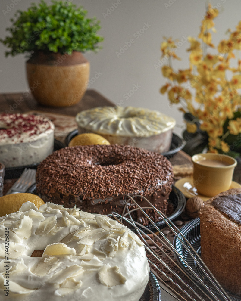 Fototapeta premium Bolos Caseiros Confeitaria Gastronomia Doce Tortas Chocolate Red Velvet Coco Limão Uva Sabores Frutas Sobremesa Padaria Caseiro Artesanal Culinária Receitas Bolo Festa Bolo Simples Bolo De Chocolate