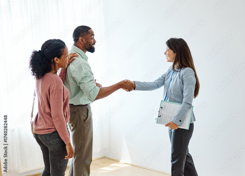 Obraz premium Female Real Estate Agent Selling And Showing The Modern Apartment To His Young Clients couple and shaking hands agreement deal In The Apartment