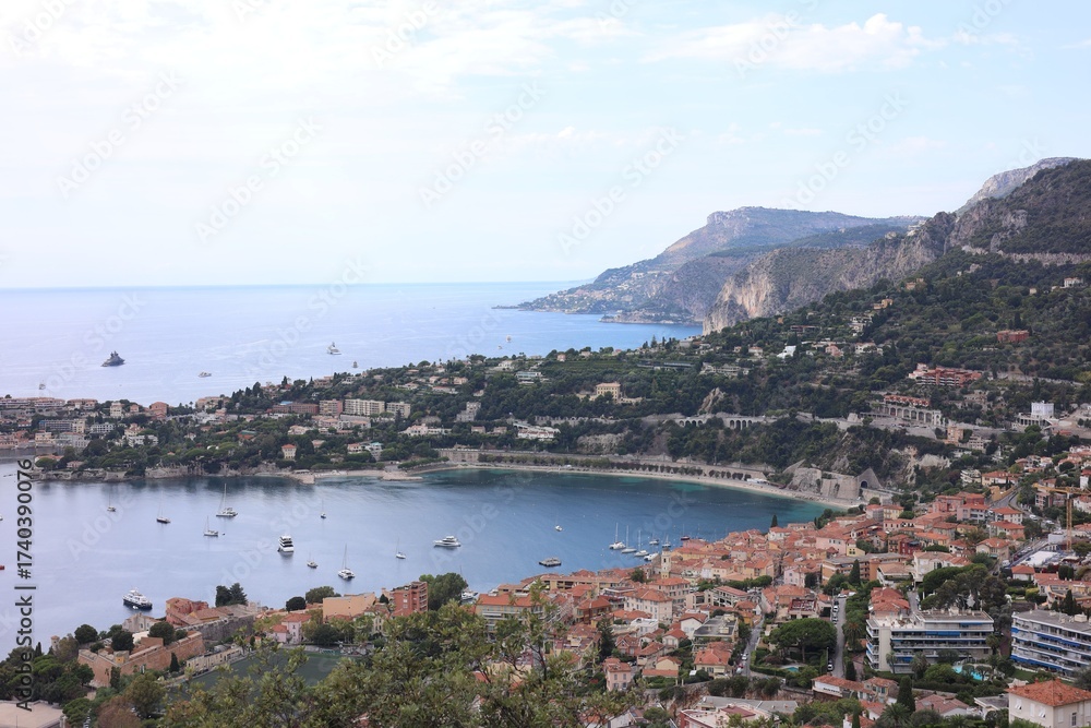 Obraz premium Picturesque view of city, sea and boats under beautiful sky with clouds