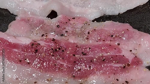 豚バラ肉のソテー　調理シーン