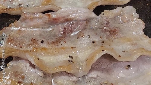 豚バラ肉のソテー　調理シーン