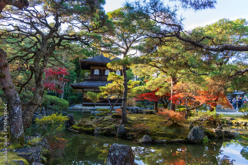 Naklejka premium 銀閣寺と庭園の紅葉風景