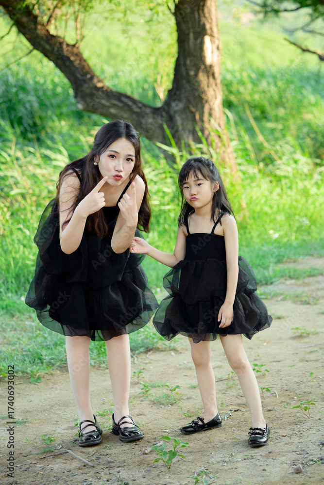 Obraz premium Asian mother and daughter traveling and having fun in outdoor park in summer
