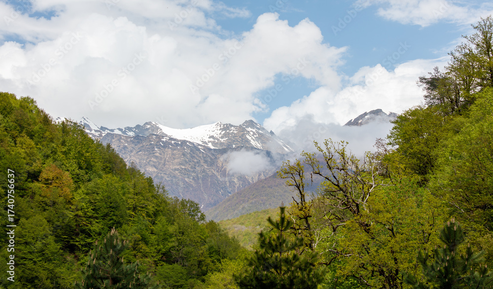 Obraz premium A mountain range with snow on the top and a clear blue sky