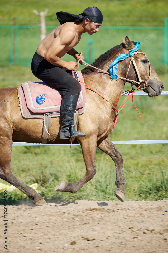 Obraz premium Mongolian actors practicing horse riding in the grassland scenic area