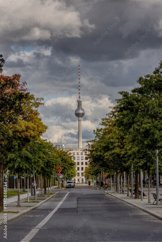 Obraz premium Dark clouds are gathering over Berlin, the German capital.