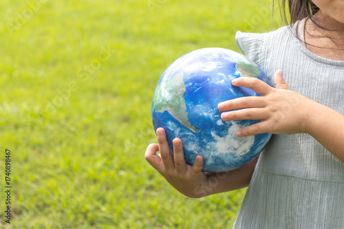 地球儀を持って草原で立っている女の子（5歳、日本人、顔無し）