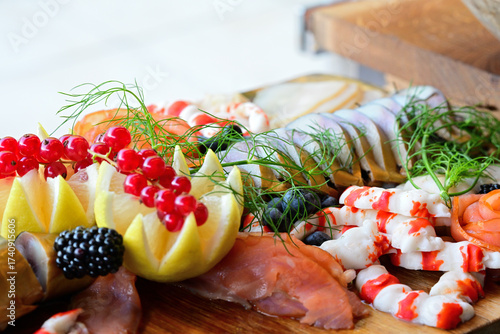 Fischplatte mit frischen Obst