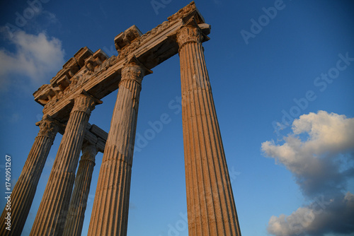 Antike Ruinen im strahlenden Sonnenschein: Detailansicht von Tempelsäulen