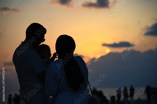 Romantische Silhouetten bei Sonnenuntergang: Paar im warmen Abendlicht