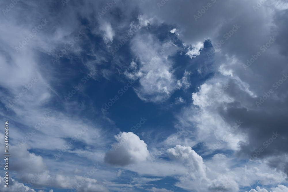 Obraz premium 澄んだ空にぽつかりと丸い雲