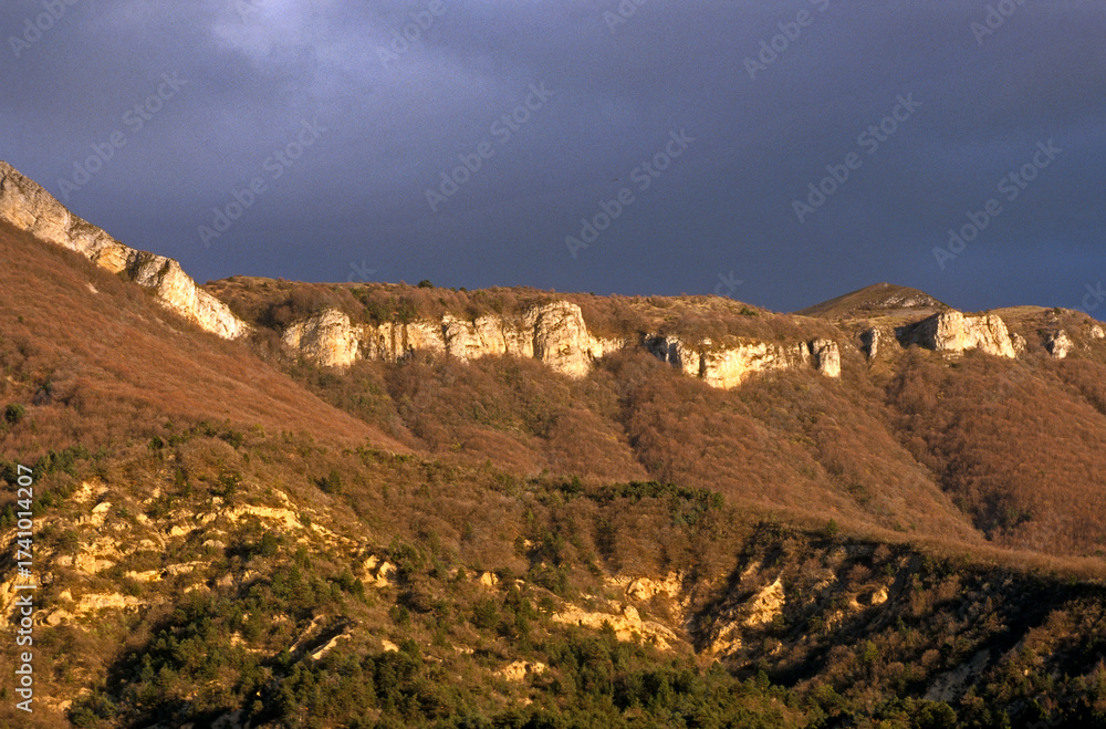Obraz premium coucher de soleil, Montagne du Cousson, Réserve géologique des Alpes de Haute Provence, 04, Alpes-de-Haute-Provence, France