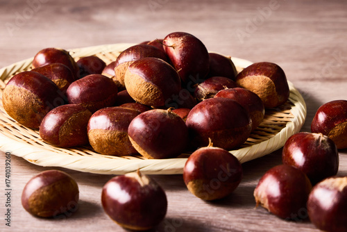 籠に盛られた利平栗。日本の秋を代表する和栗で、濃厚な甘みとほくほくした食感が特徴。秋の味覚や季節感を表現する食材写真として、自然、収穫、健康、農産物、伝統的な食卓シーンなどにも利用可能。