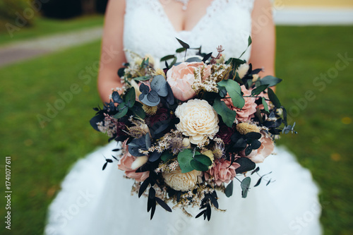 Braut hält einen Hochzeitsstrauß