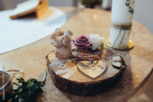 Hochzeitsringe stehen zur Trauung bereit