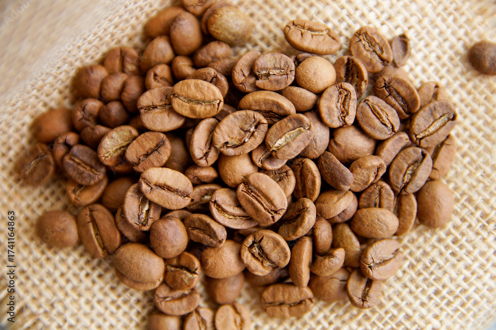 Fototapeta premium coffee beans on burlap background