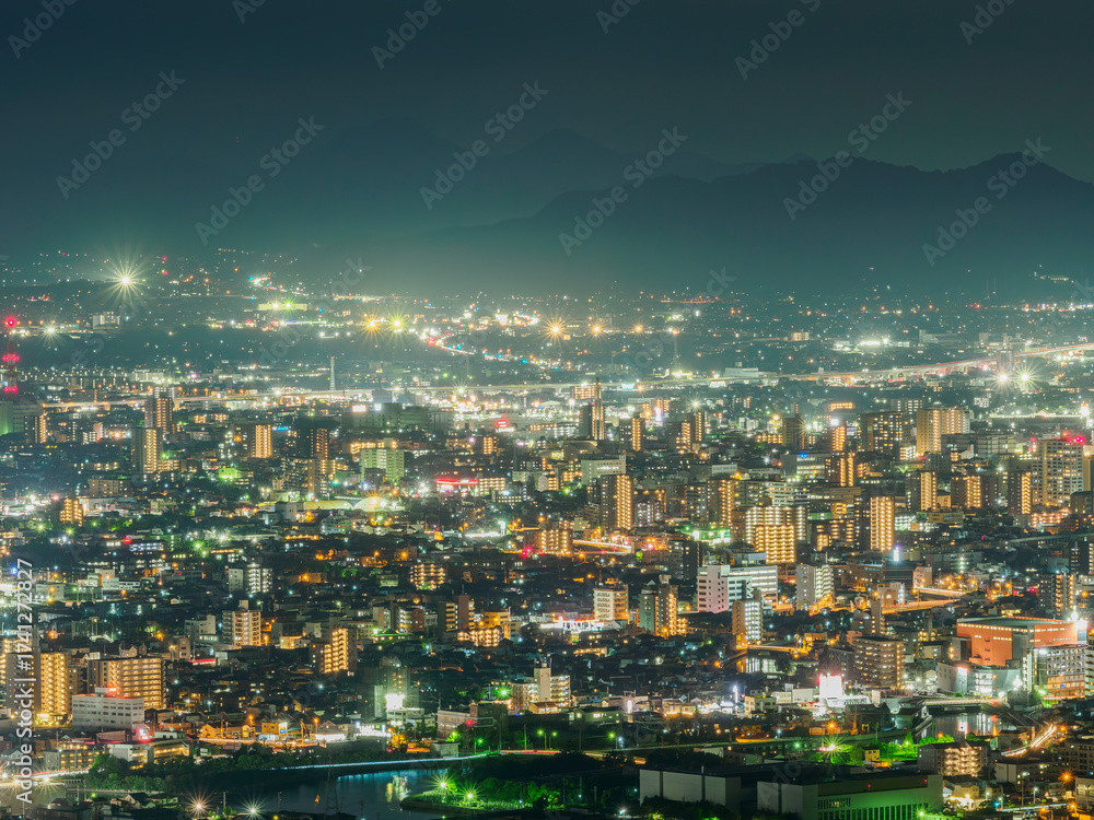 Obraz premium 香川県の屋島山頂から望む高松市の美しい夜景 四国の街明かり