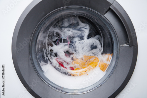 Kolorowe pranie w pralce